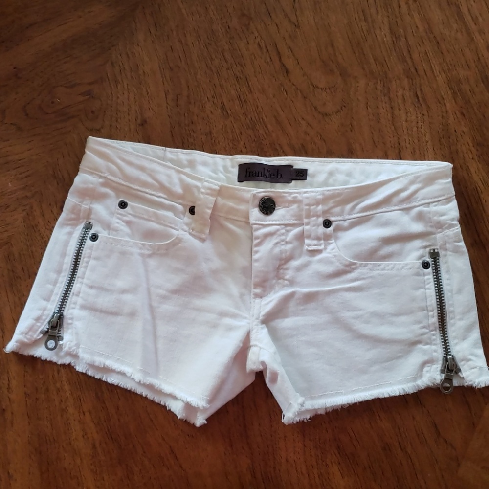 Frankie b. Size 25 White cutoffs with zippers